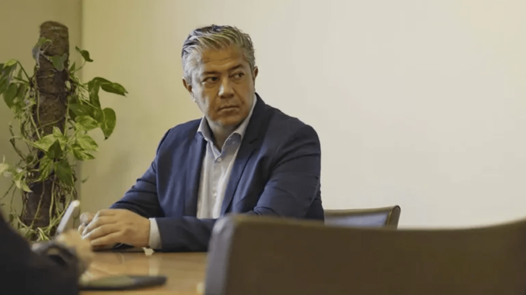 Basta de privilegios: Rolo Figueroa echó a una trabajadora estatal que cobraba un sueldo mientras vivía en Chile 