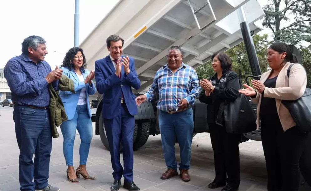 Sadir entregó un camión a productores de Valle Grande y visitó a estudiantes que fabrican autos&nbsp;eléctricos